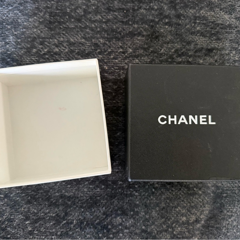 CHANEL Black Textured Box - Picture 2 of 3